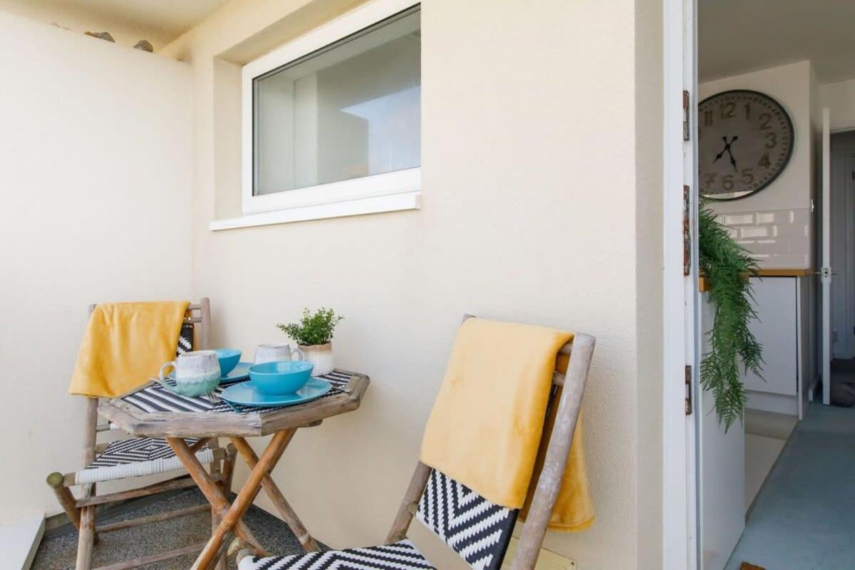 Two Bed Seafront Escape In East Wittering Apartment Exterior photo