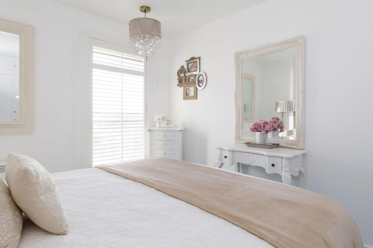 Two Bed Seafront Escape In East Wittering Apartment Exterior photo