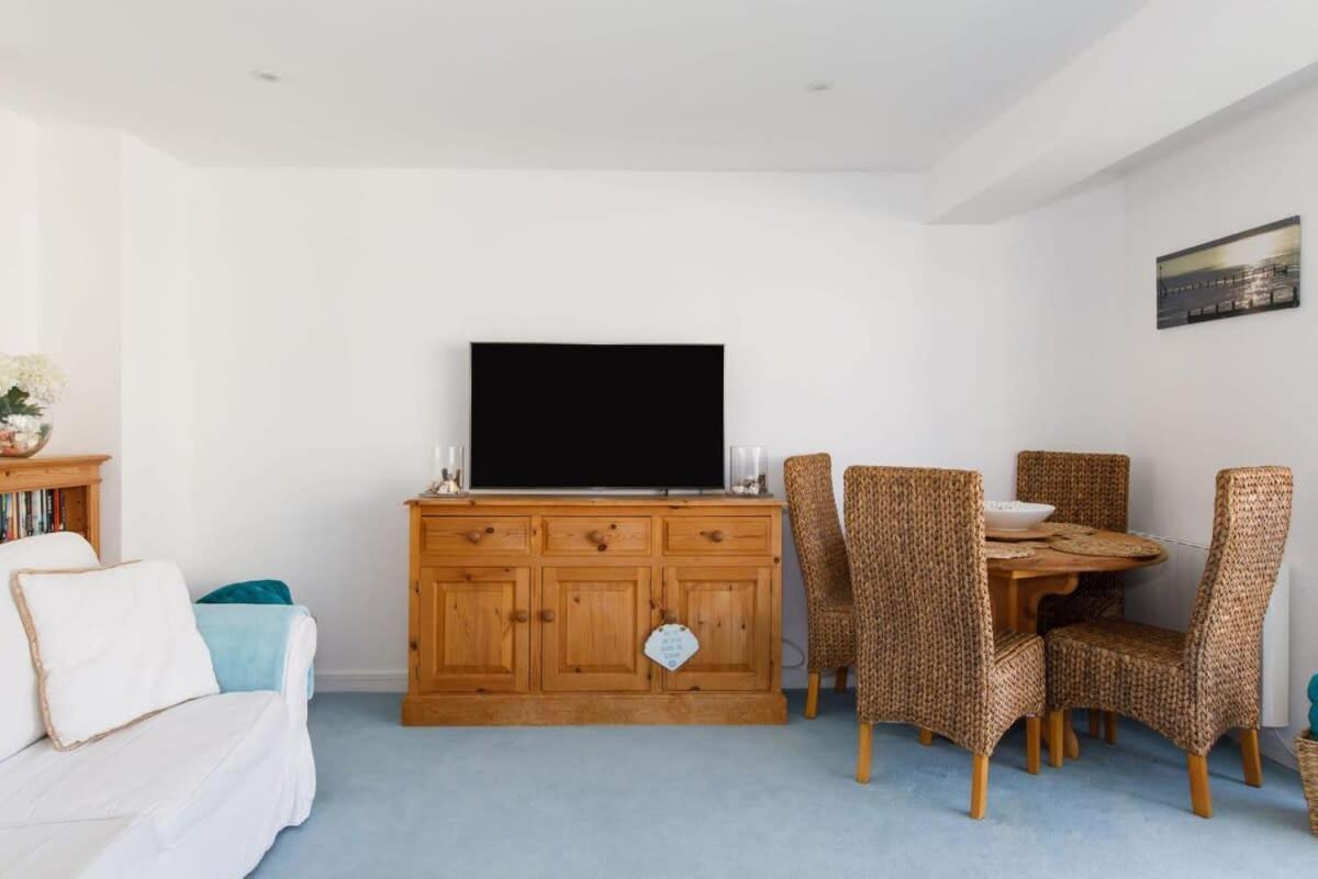 Two Bed Seafront Escape In East Wittering Apartment Exterior photo