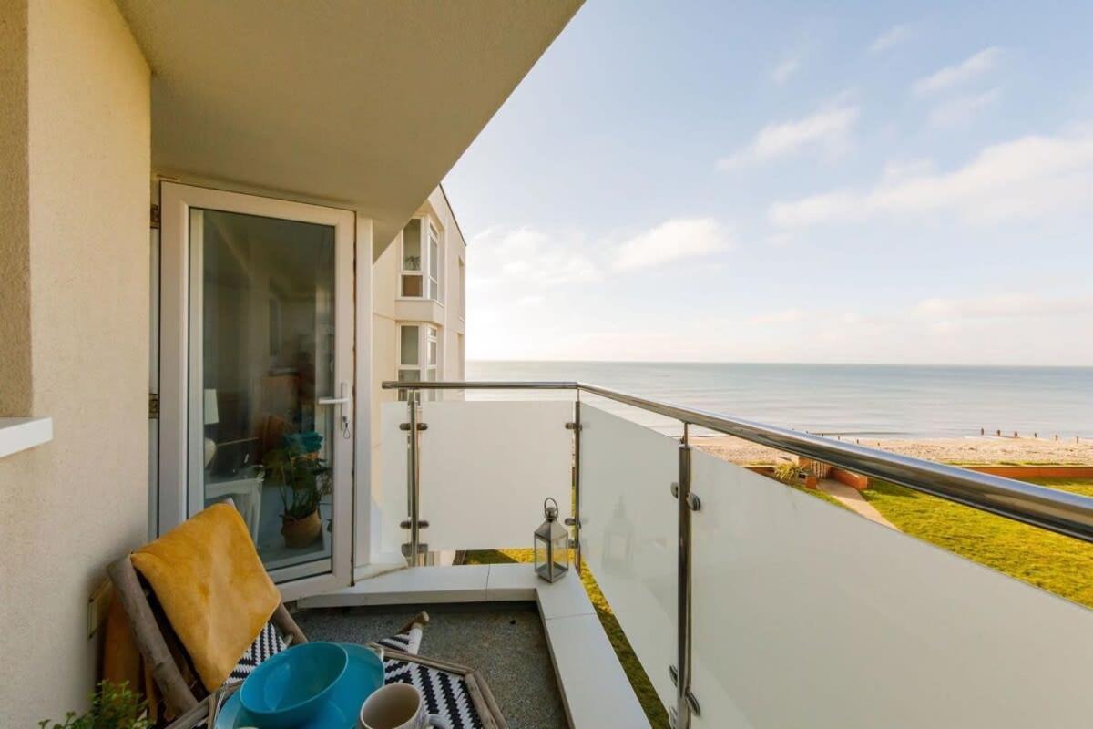 Two Bed Seafront Escape In East Wittering Apartment Exterior photo