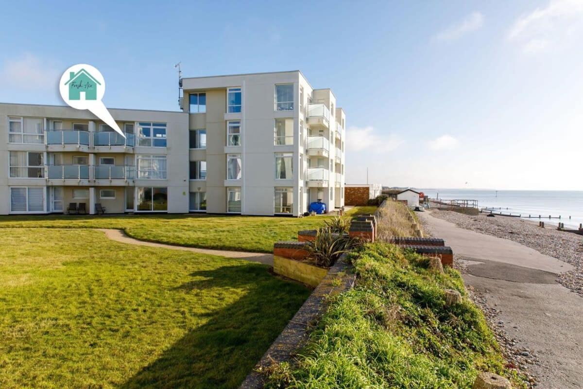 Two Bed Seafront Escape In East Wittering Apartment Exterior photo