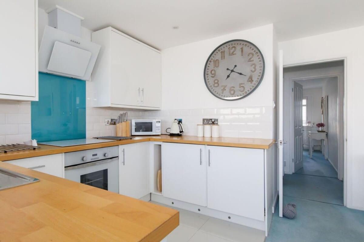 Two Bed Seafront Escape In East Wittering Apartment Exterior photo