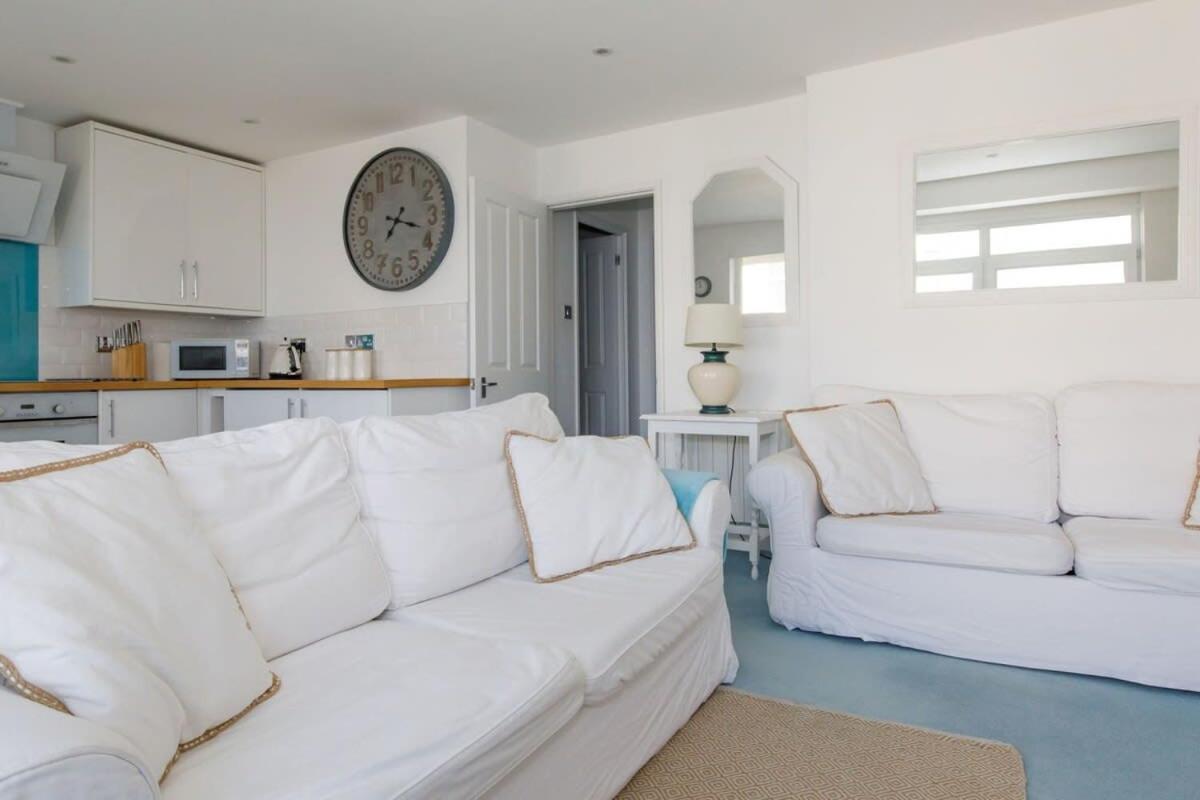 Two Bed Seafront Escape In East Wittering Apartment Exterior photo