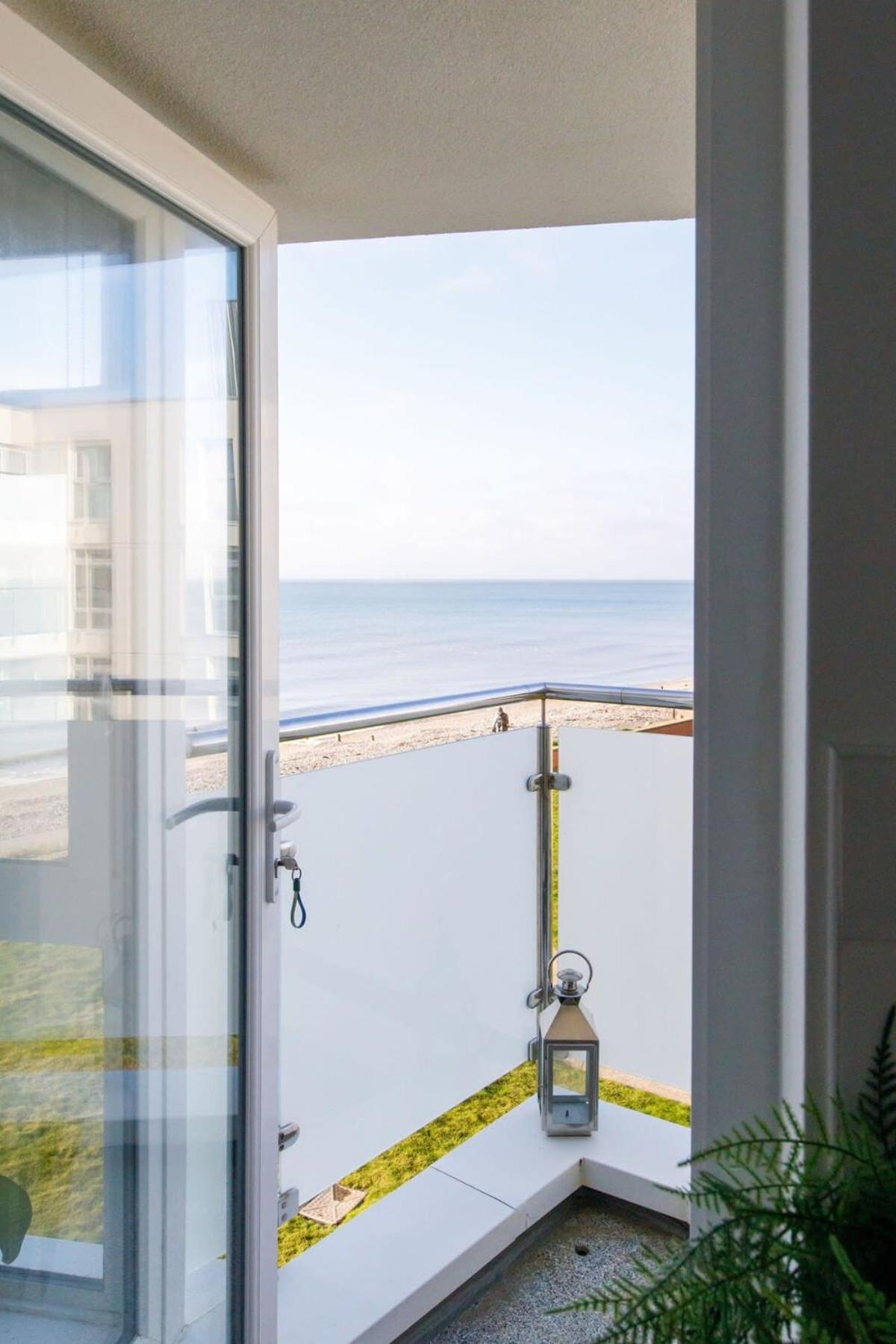 Two Bed Seafront Escape In East Wittering Apartment Exterior photo